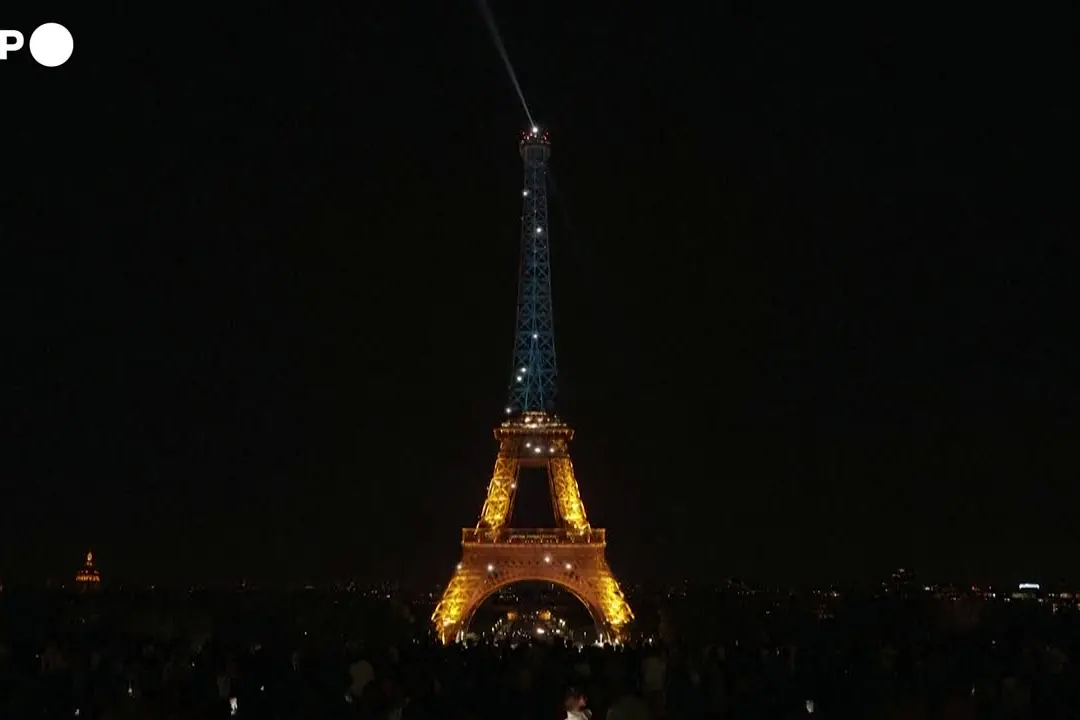 Ucraina, la Torre Eiffel e il Parlamento britannico illuminati di blu e giallo