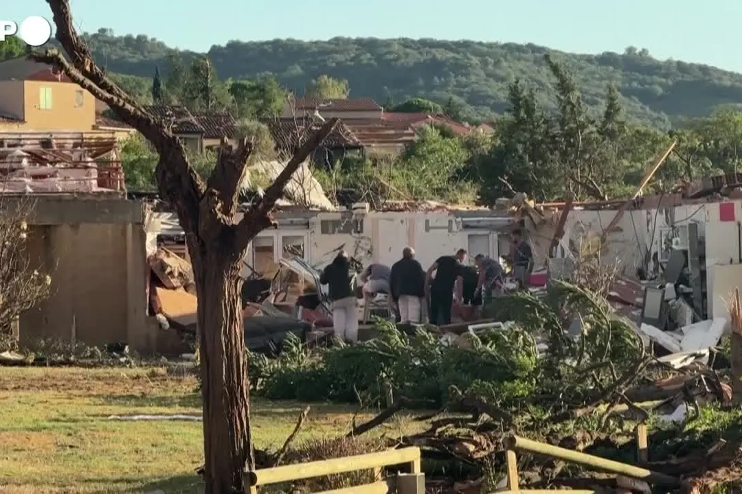 Tornado nel sudovest Francia, decine di feriti e 300 case danneggiate