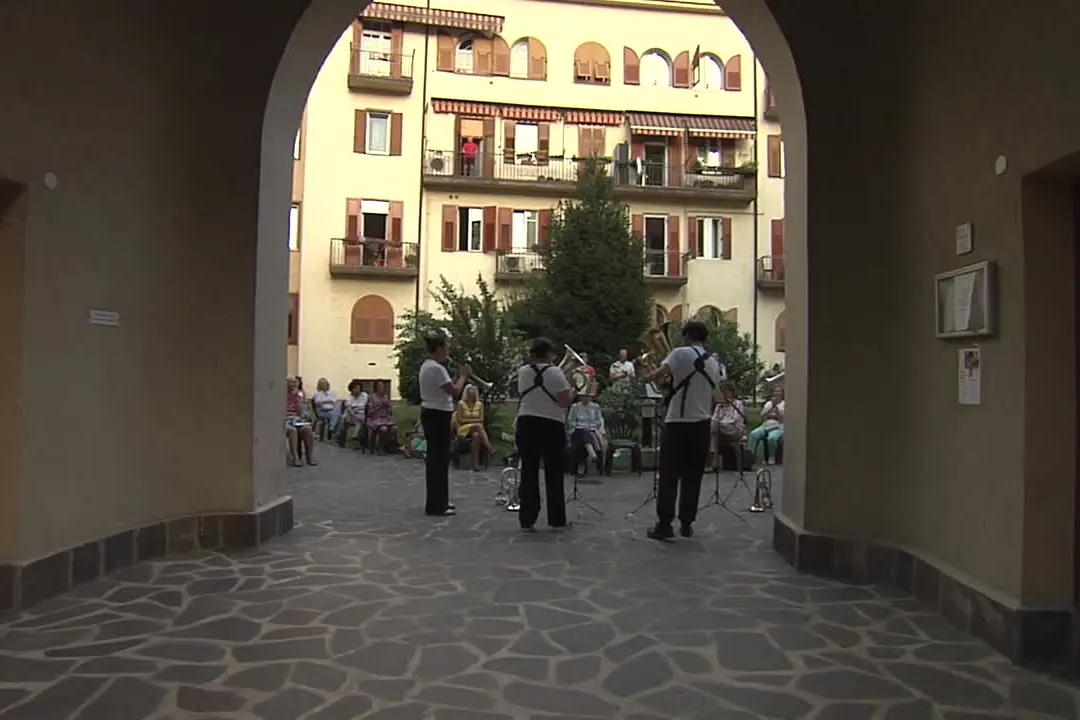 A Bolzano i condomini organizzano la musica nei cortili, un' eredità del Covid