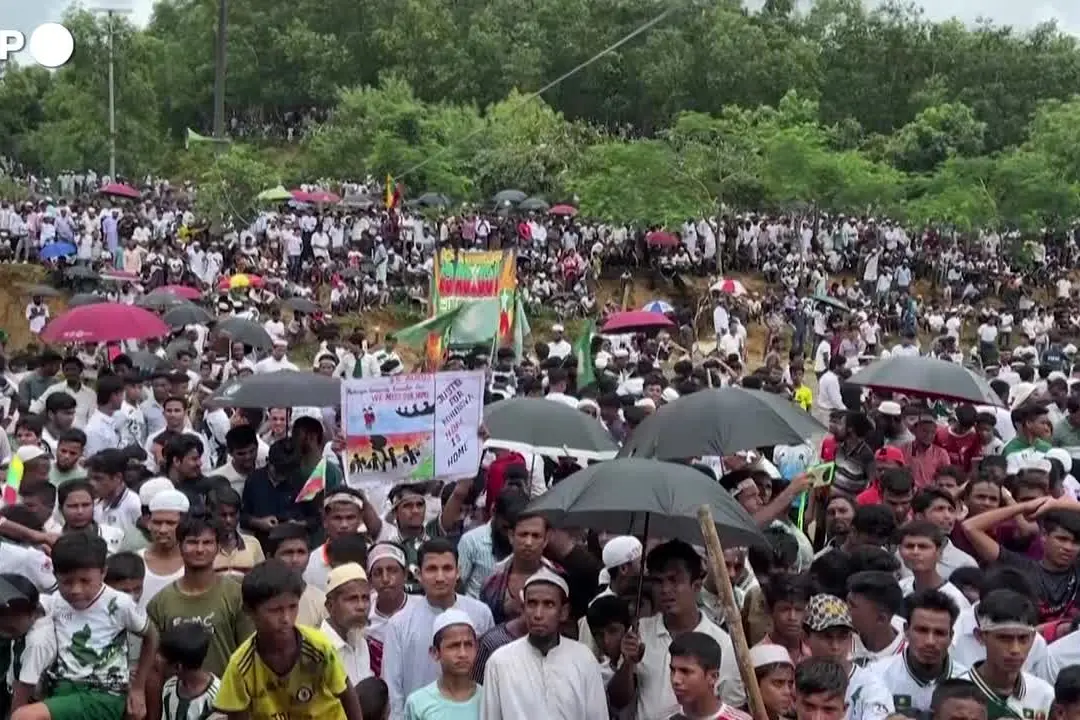 Bangladesh, rifugiati Rohingya protestano per le condizioni di vita nei campi profughi