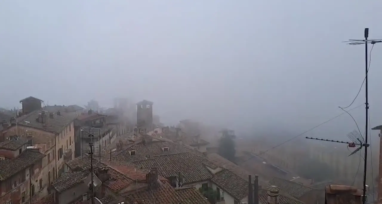 Perugia, la nebbia dopo la pioggia sul centro creano uno scenario autunnale