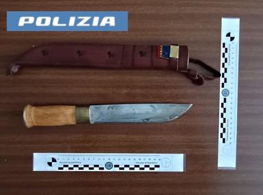Bolzano, ruba un ciclomotore e viene arrestato: un altro uomo fermato con un grosso coltello