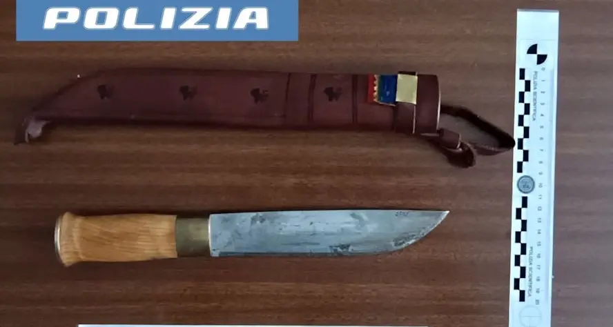 Bolzano, ruba un ciclomotore e viene arrestato: un altro uomo fermato con un grosso coltello