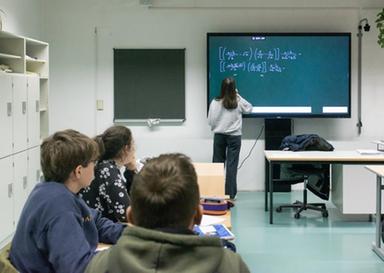 Anno scolastico al via: aumenti fino a 12mila euro lordi per i docenti