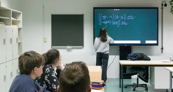 Anno scolastico al via: aumenti fino a 12mila euro lordi per i docenti