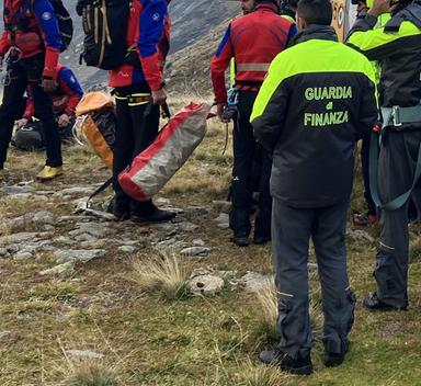 Corvara in Passiria, precipita con il parapendio per decine di metri e muore