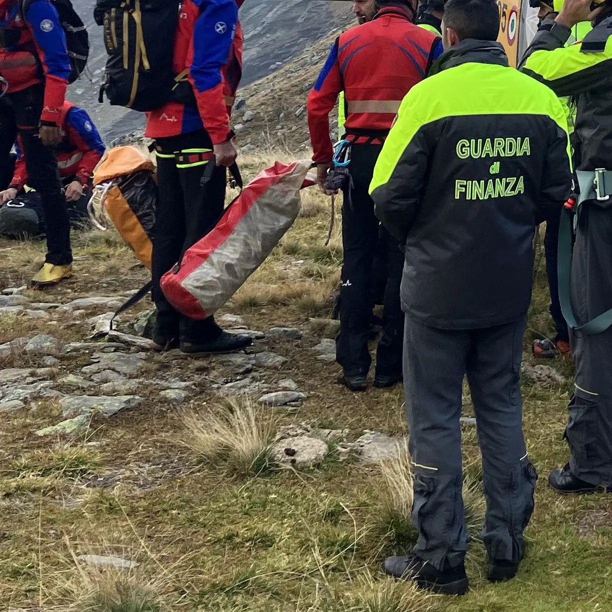 Corvara in Passiria, precipita con il parapendio per decine di metri e muore