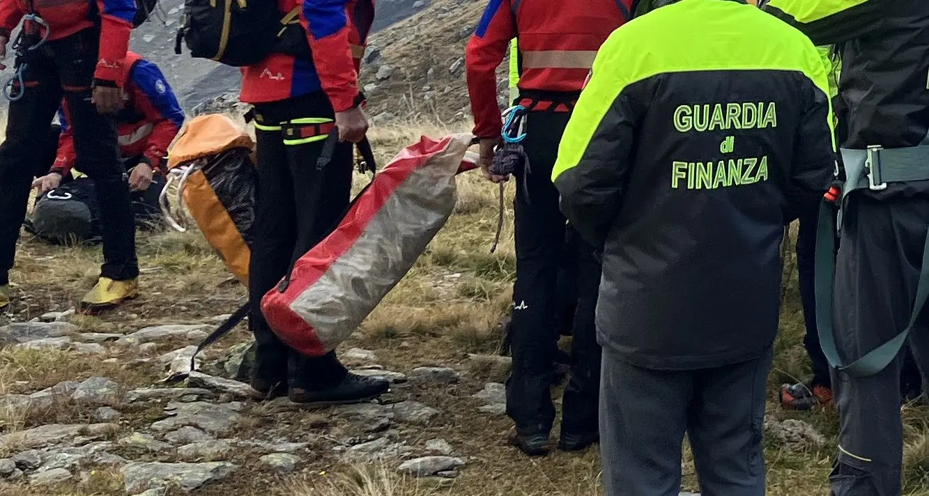 Corvara in Passiria, precipita con il parapendio per decine di metri e muore