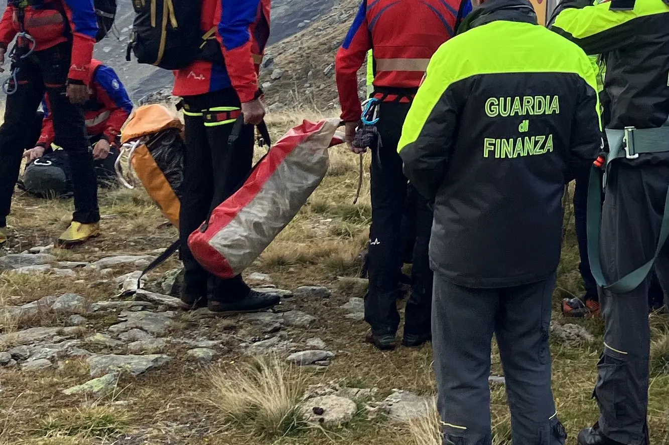 Corvara in Passiria, precipita con il parapendio per decine di metri e muore