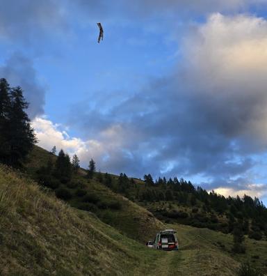 L’urto con il cavo di una teleferica e la caduta per 60 metri a Passo Rombo, la vittima è l’atleta francese Rémi Bourdelle