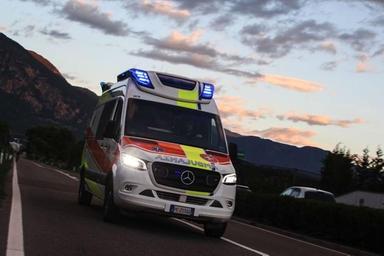 Lana, finisce fuori strada per un malore alla guida: ferito un 38enne