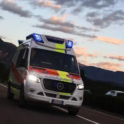Lana, finisce fuori strada per un malore alla guida: ferito un 38enne