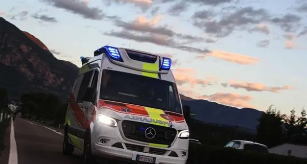 Lana, finisce fuori strada per un malore alla guida: ferito un 38enne
