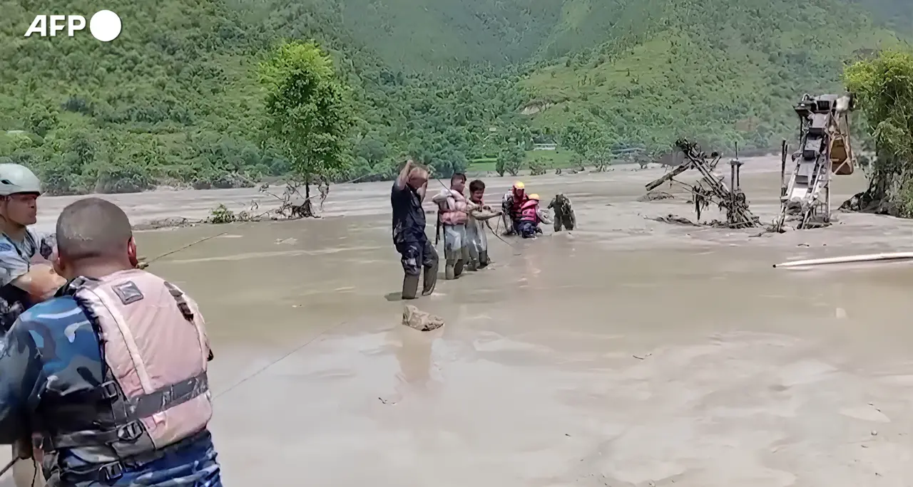 Nepal, inondazioni improvvise: almeno otto vittime