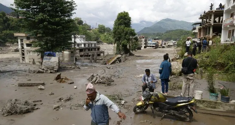 Apocalisse tra Nepal e Tibet, un'onda di fango spazza via interi paesi