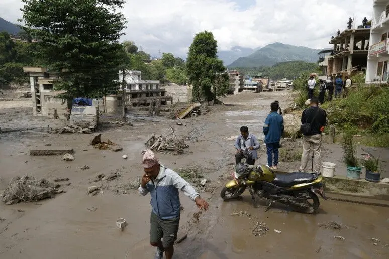 Apocalisse tra Nepal e Tibet, un'onda di fango spazza via interi paesi