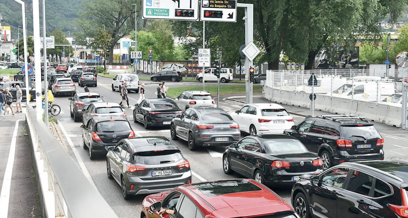Traffico a Bolzano, Corrarati: «Turisti e pendolari, servono park esterni»