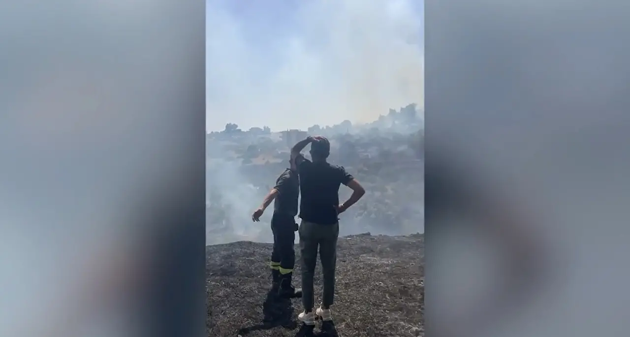 Tre incendi vicino alle abitazioni, residenti evacuati nel Tarantino