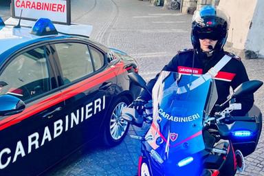 Laives, molesta i clienti di due locali e aggredisce i carabinieri: denunciato