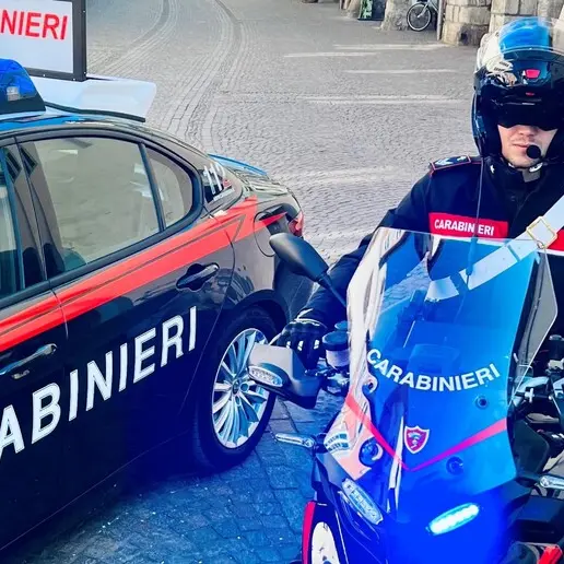 Laives, molesta i clienti di due locali e aggredisce i carabinieri: denunciato