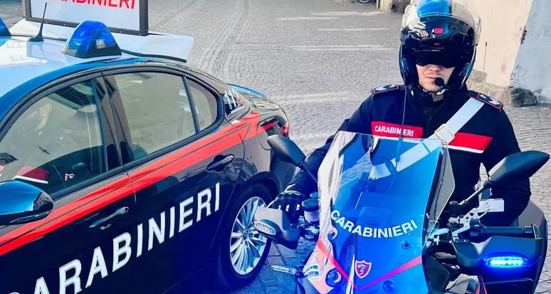 Laives, molesta i clienti di due locali e aggredisce i carabinieri: denunciato