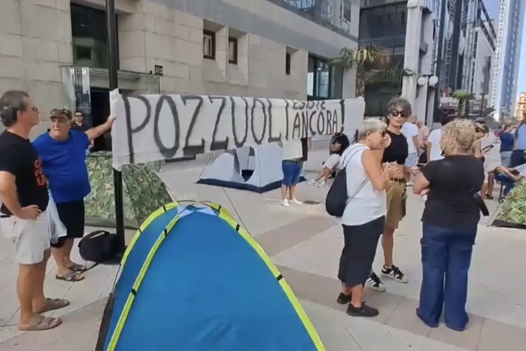 Campi Flegrei, protesta con tende davanti al Consiglio della Campania