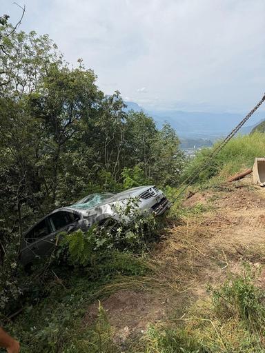 Laives, confonde acceleratore e freno: a settant’anni precipita con l'auto per 20 metri