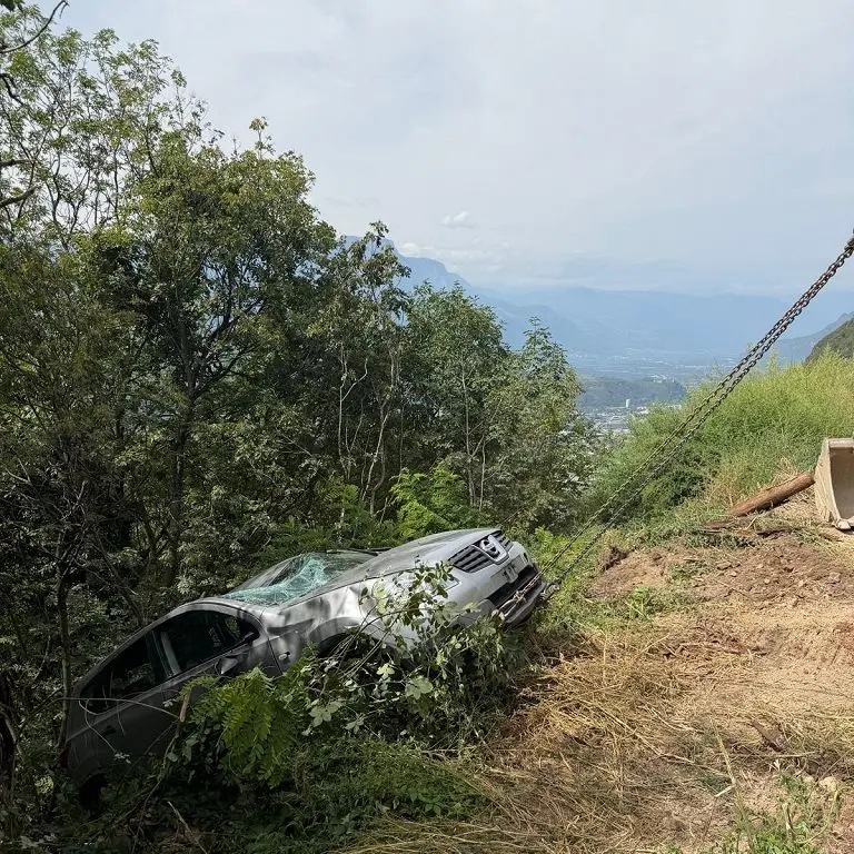 Laives, confonde acceleratore e freno: a settant’anni precipita con l'auto per 20 metri