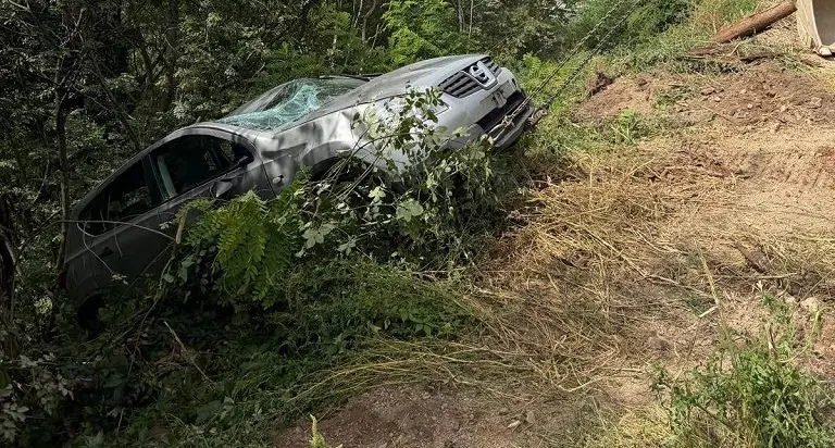 Laives, confonde acceleratore e freno: a settant’anni precipita con l'auto per 20 metri