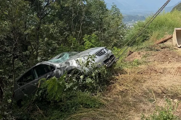 Laives, confonde acceleratore e freno: a settant’anni precipita con l'auto per 20 metri