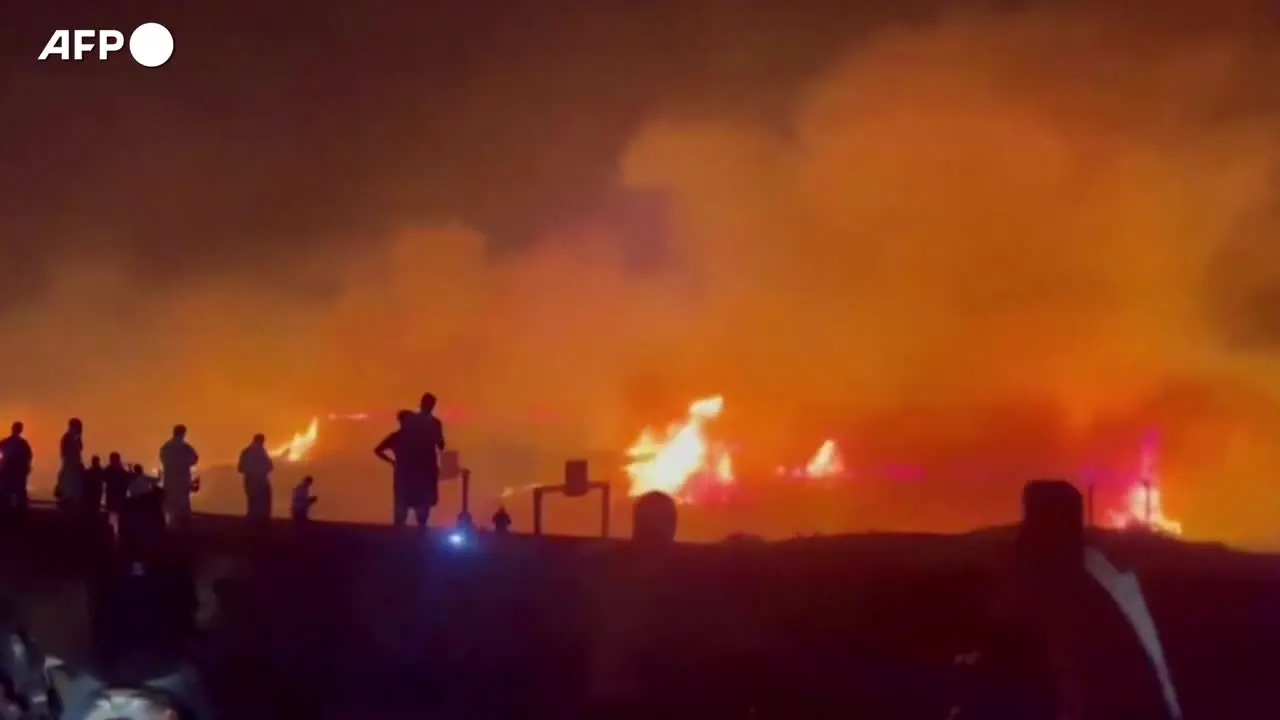 Algeria, incendi boschivi a Jijel: vigili del fuoco in azione