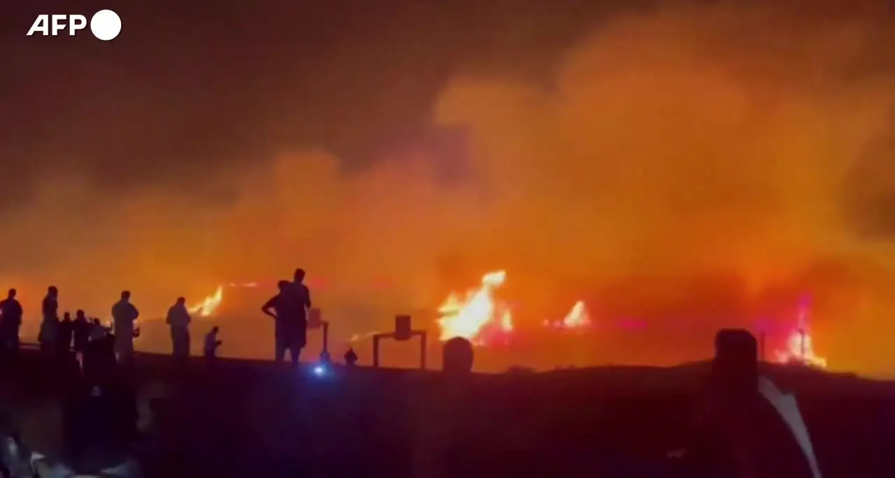 Algeria, incendi boschivi a Jijel: vigili del fuoco in azione