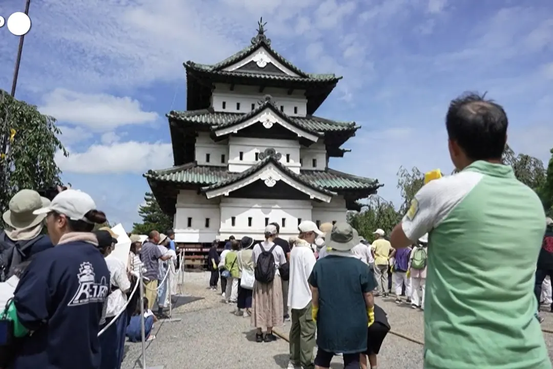 In Giappone centinaia di volontari trainano con le funi il castello di Hirosaki