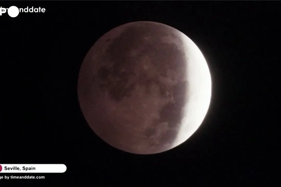 La Luna si tinge di rosso: lo spettacolo dell'eclissi da Siviglia a Los Angeles