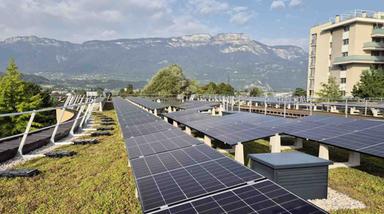 Bolzano, alla scuola Firmian un nuovo tetto verde con 180 pannelli fotovoltaici