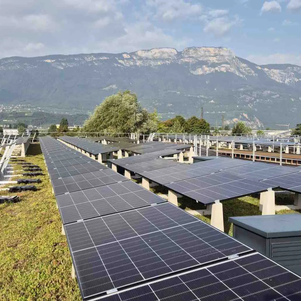 Bolzano, alla scuola Firmian un nuovo tetto verde con 180 pannelli fotovoltaici
