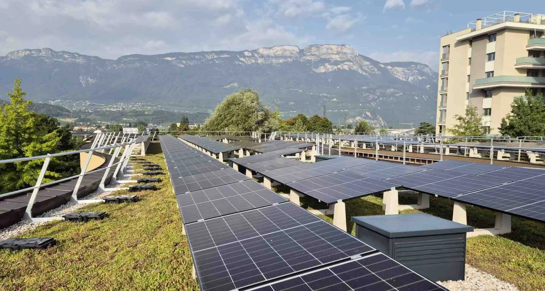 Bolzano, alla scuola Firmian un nuovo tetto verde con 180 pannelli fotovoltaici