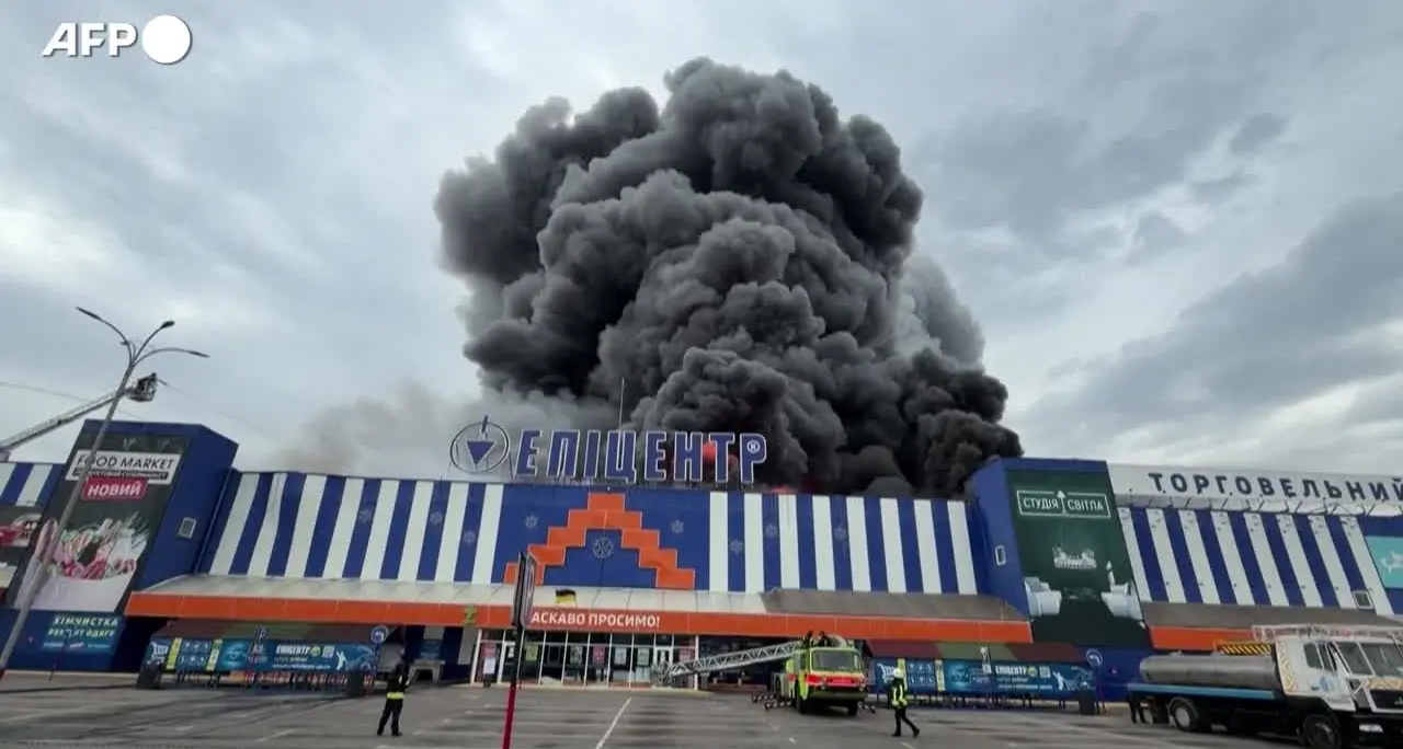 Ucraina, droni russi colpiscono negozio a Zaporizhzhia: ci sono feriti