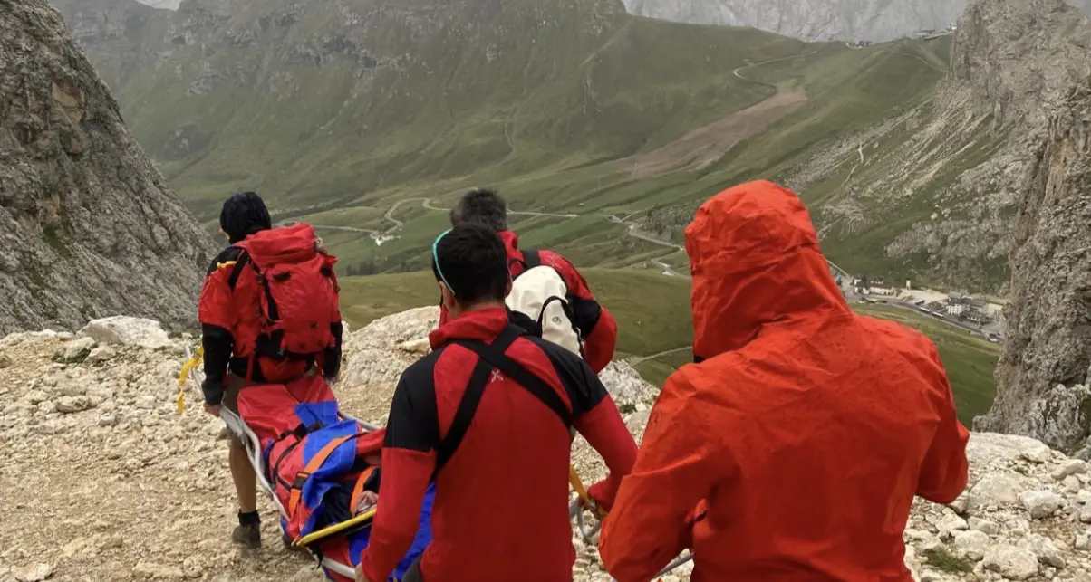 Maltempo, chiusa la funivia del Sass Pordoi: 200 persone costrette a scendere a piedi