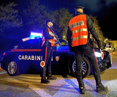Bolzano, entra al bar con coltello e forbici: disarmato e denunciato