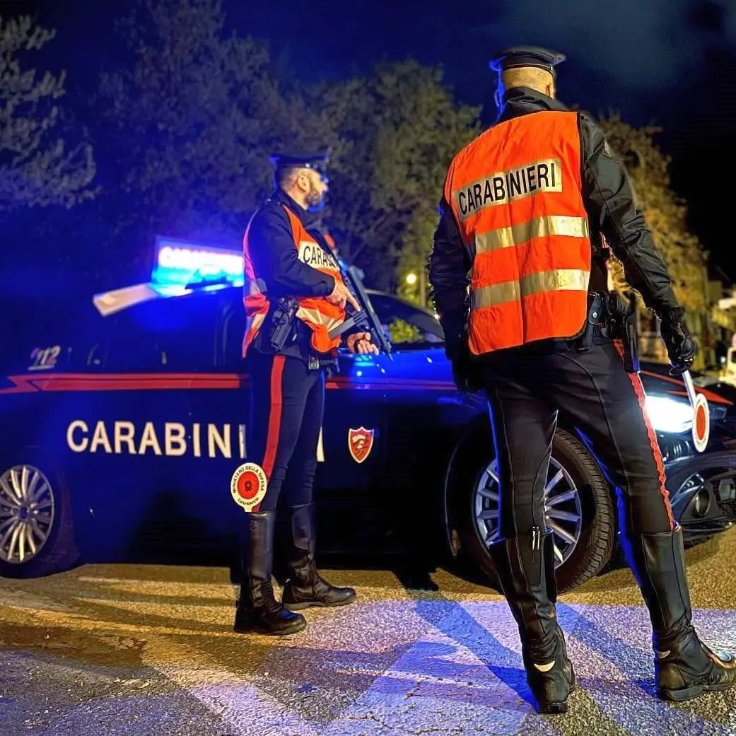 Bolzano, entra al bar con coltello e forbici: disarmato e denunciato
