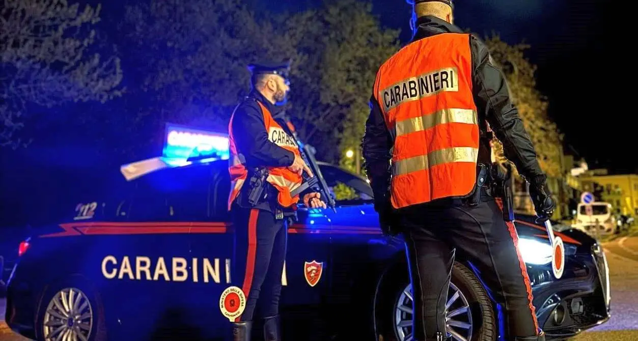 Bolzano, entra al bar con coltello e forbici: disarmato e denunciato