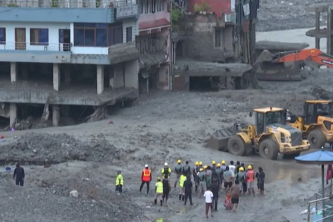 Nepal, si tenta di rimuovere la mole di fango e detriti fra gli edifici semi-distrutti
