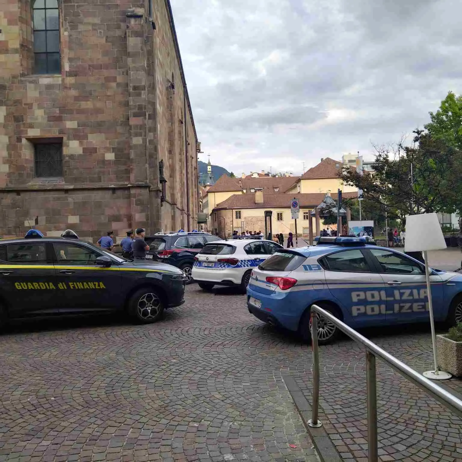 Bolzano, lite nella notte tra cinque uomini in piazza Parrocchia: tutti denunciati