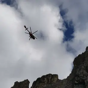 Tragedia sulle Torri del Sella: alpinista di 73 anni muore dopo una caduta