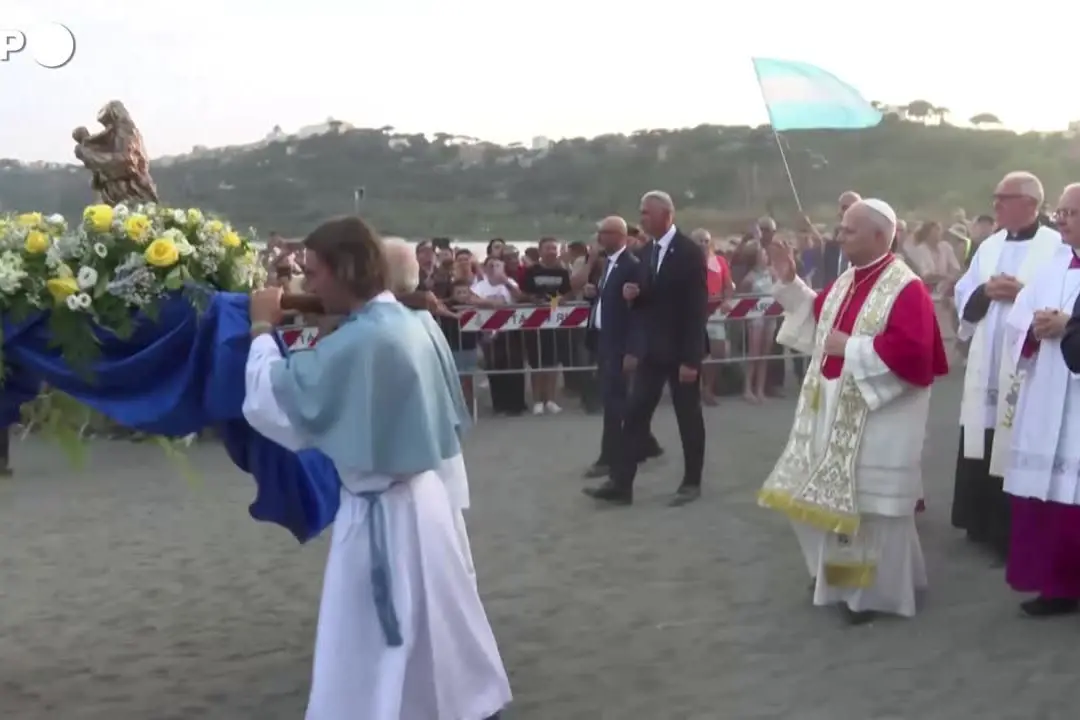 Papa Leone guida una processione in barca sul lago Albano