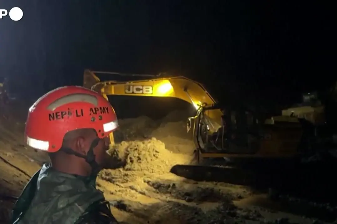 Nepal, soccorritori tentano di raggiungere operai intrappolati in un tunnel
