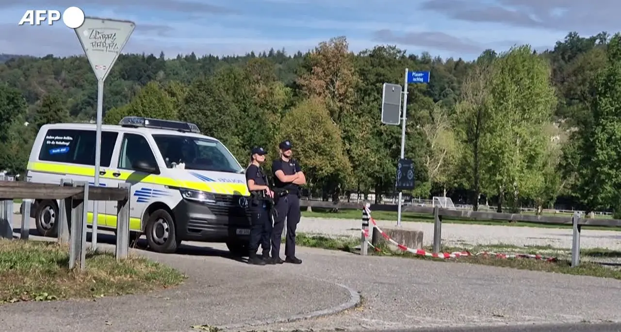 Polizia sul posto della sparatoria avvenuta durante un rave in Svizzera