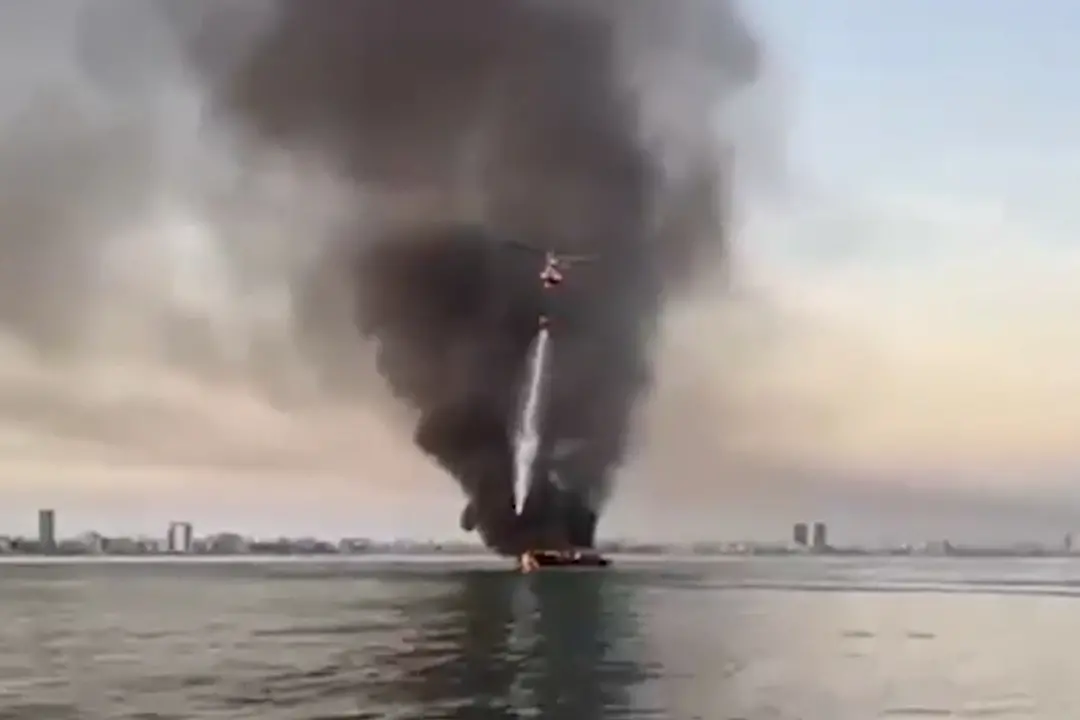 Yacht in fiamme al largo di Jesolo, salvate le 10 persone a bordo