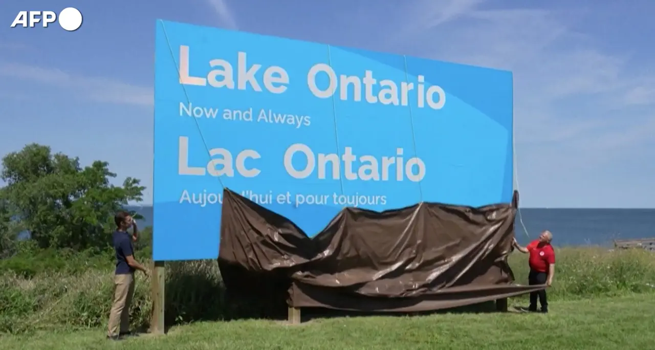 Il Canada risponde a Trump con un enorme cartello “Lake Ontario”